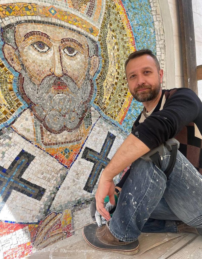 Автор мозаїки в процесі виконання свого твору. с. Стоянка, літо 2026 року.